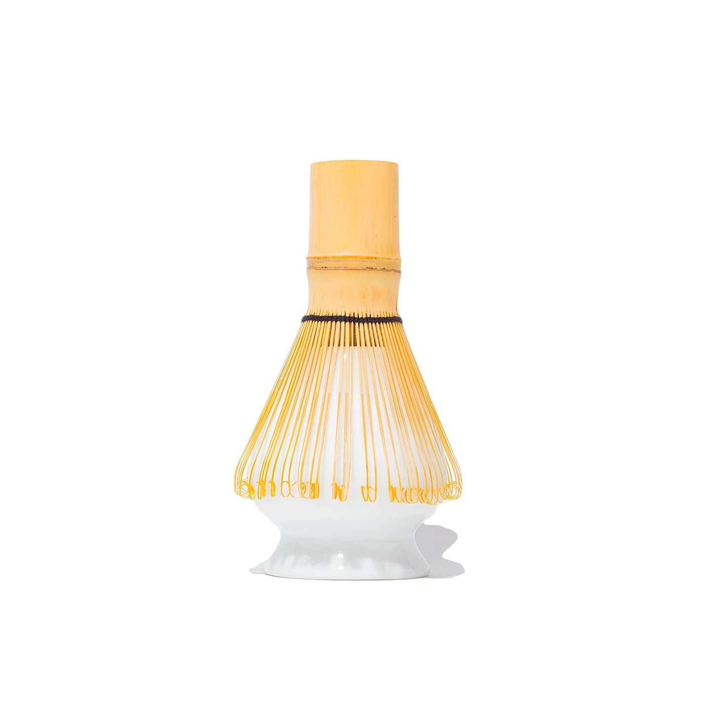 Bambusz chasen matcha ecset a naoshi ecsettartón, formáját megtartva