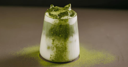 Iced Coconut Matcha Latte – trópusi, krémes zöld élvezet